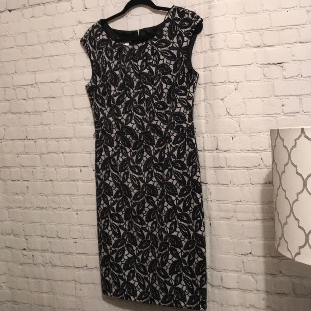 London’s Times Lace Dress - Picture 5 of 8
